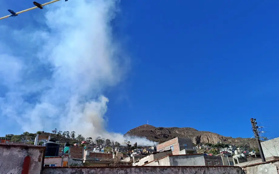 Arde cerro en Pachuca, fuerte incendio forestal amenaza a barrios altos