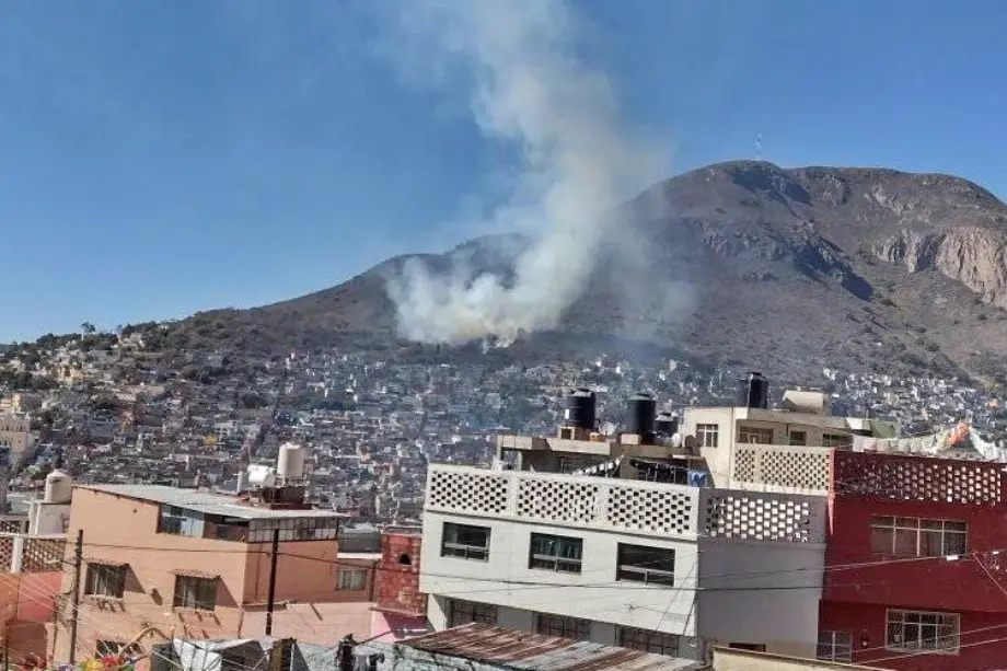 Arde cerro en Pachuca, fuerte incendio forestal amenaza a barrios altos