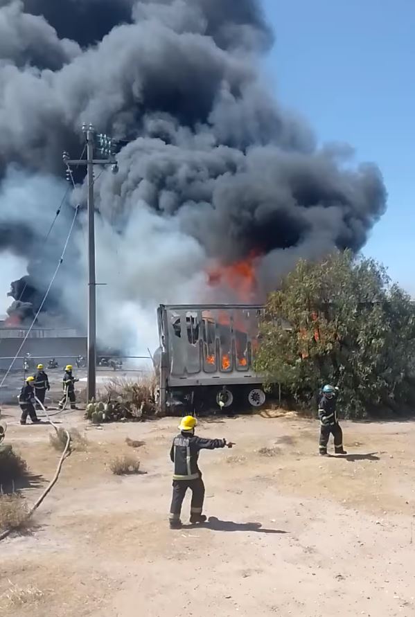 Se incendia lote de autos ubicado entre Pachuca y Mineral de la Reforma