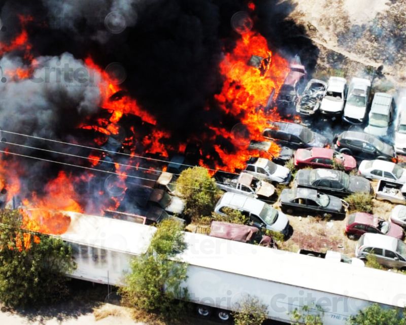 Se incendia lote de autos ubicado entre Pachuca y Mineral de la Reforma