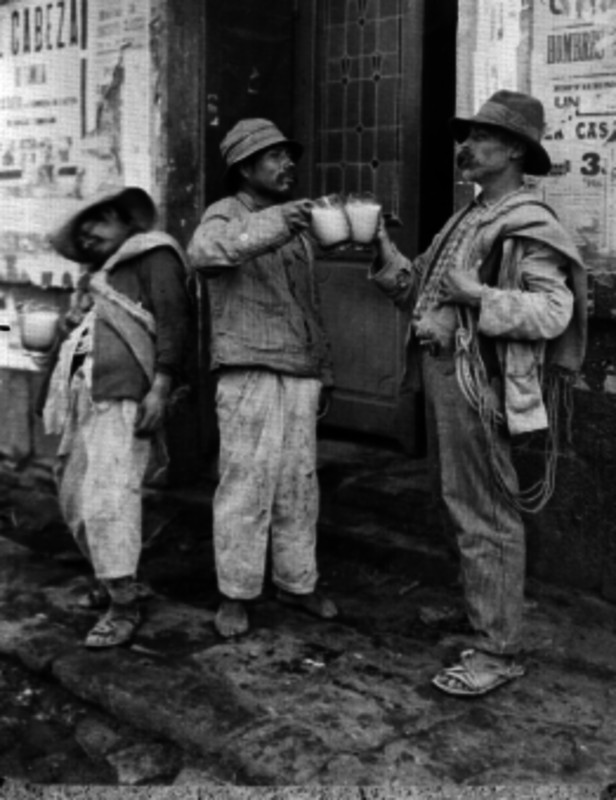 Fotos antiguas de la bebida de los dioses para celebrar el Día del Pulque