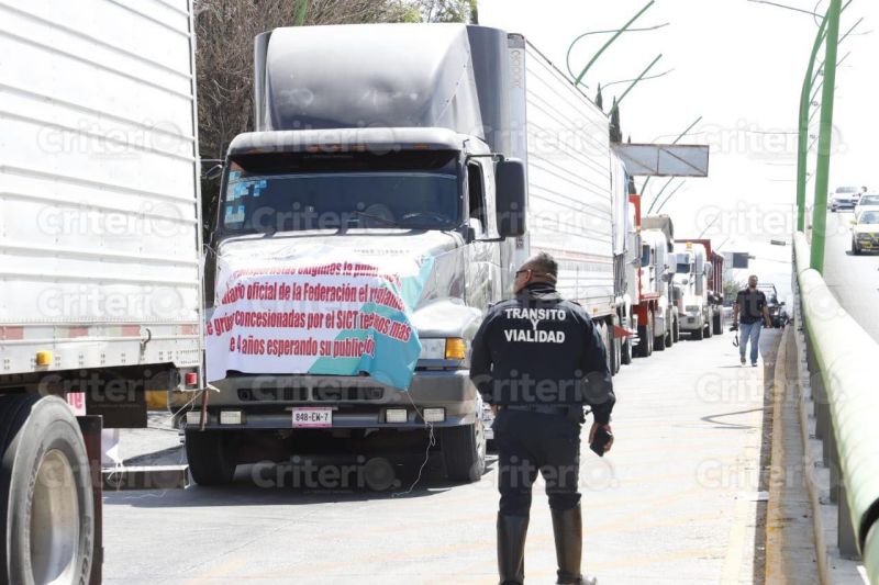 Transportistas se manifiestan en Pachuca; hay afectaciones viales