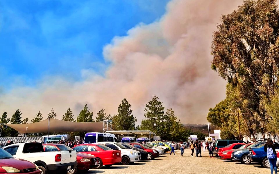 ¡#Fuego! 🔥 Evacúan universidad de Pachuca por fuerte incendio