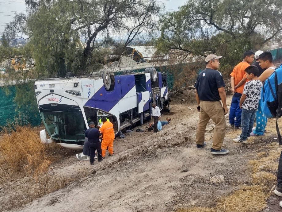 #Accidente 😰 Se voltea autobús Futura que se dirigía a Tulancingo; hay varios lesionados