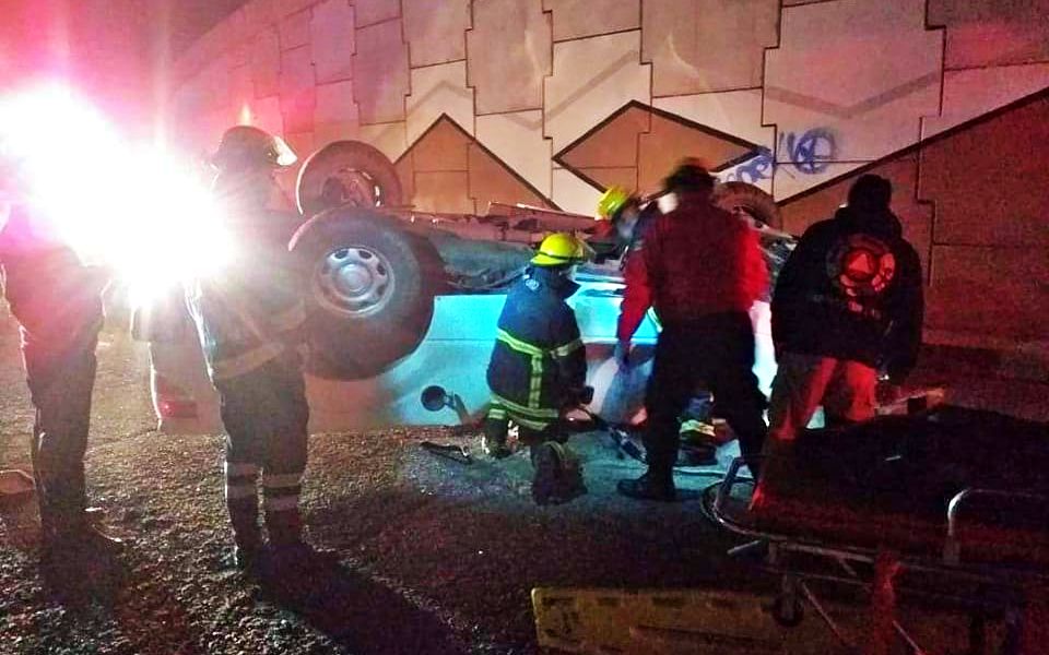 #Volcadura 😨 Camioneta 'voló' desde el puente Las Torres, en el sur de Pachuca