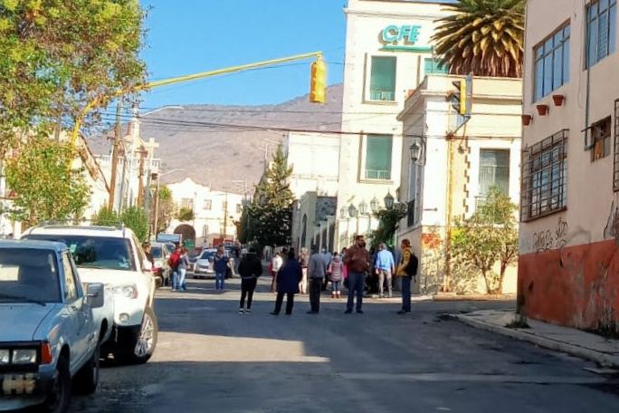 Manifestantes bloquean calles del centro en protesta contra CFE