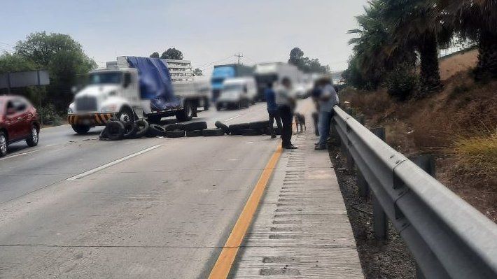 Pobladores bloquean autopista en Hidalgo