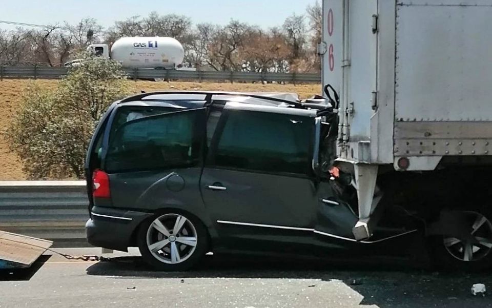 #Accidente 😨 Camioneta acaba incrustada en un tráiler cerca de Tulancingo