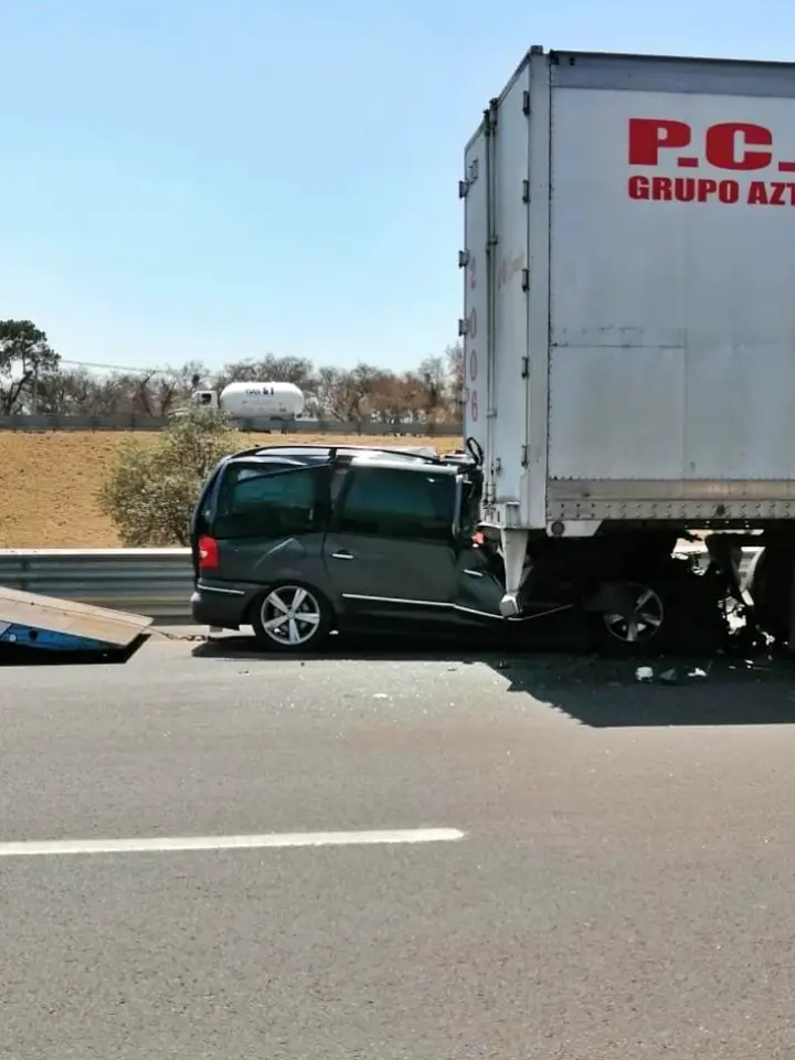 #Accidente 😨 Camioneta acaba incrustada en un tráiler cerca de Tulancingo