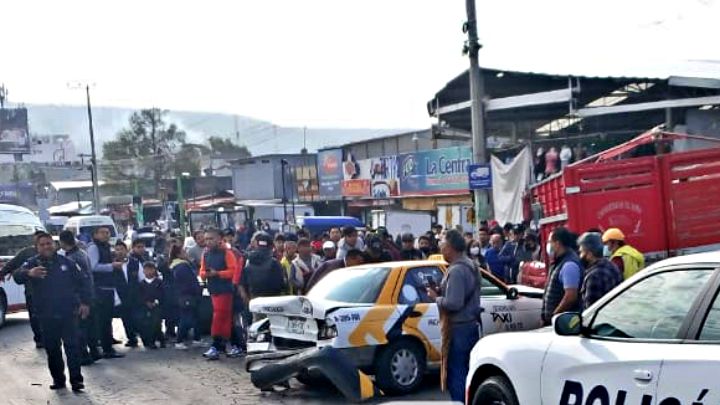 Choque múltiple frente a la Central de Abasto de Pachuca: taxi y tráiler, involucrados