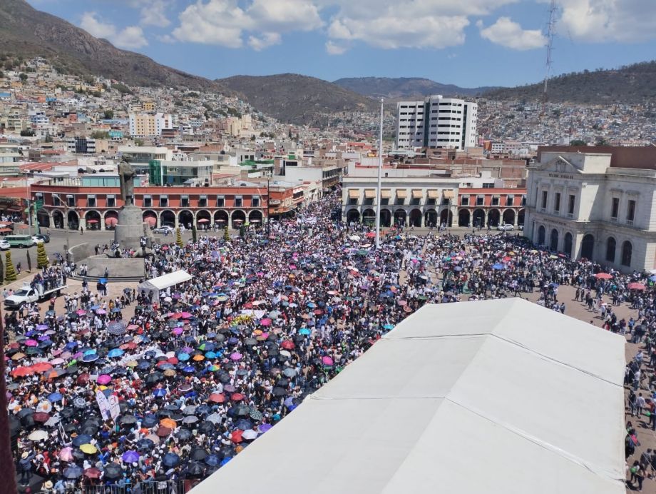 #Multitudinario ‼️ Cierre de vialidades por evento de designación de rector de la UAEH en plaza Juárez