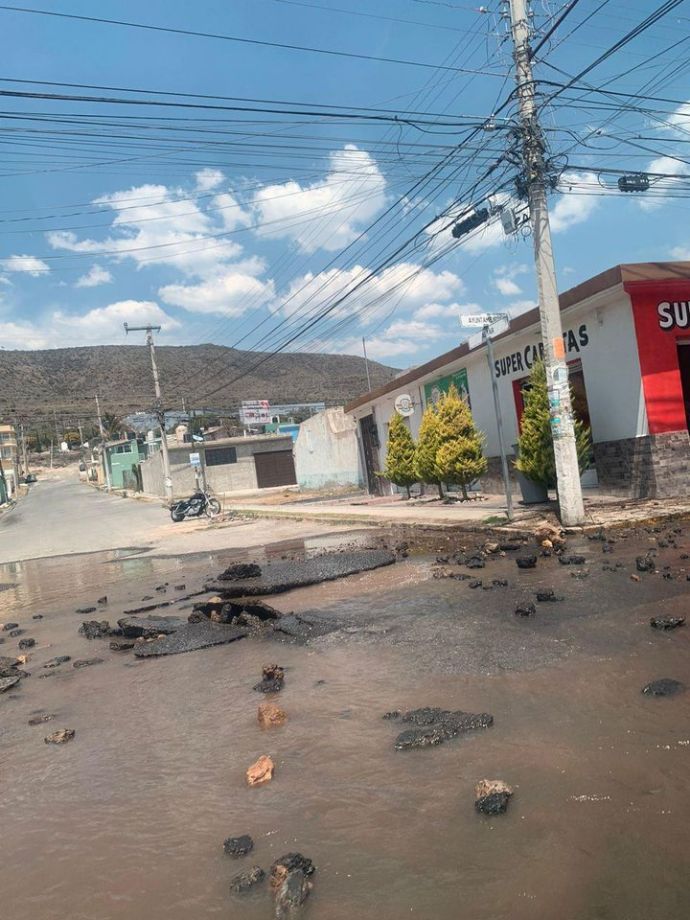 #Video 😨 Fuerte fuga de agua forma impresionante fuente en colonia de Pachuca