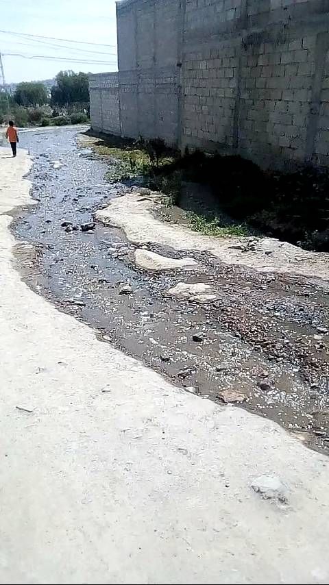 #Video 😨 Fuerte fuga de agua forma impresionante fuente en colonia de Pachuca