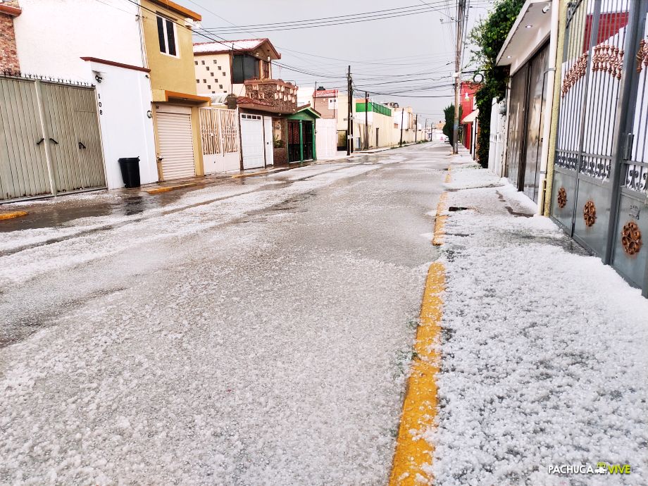 Pachuca se tiñe de blanco con intensa granizada (fotos y videos)