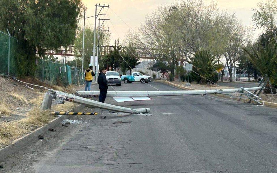 #Percance 🚧 Postes y transformador caen sobre bulevar de Pachuca tras ser impactados por un auto