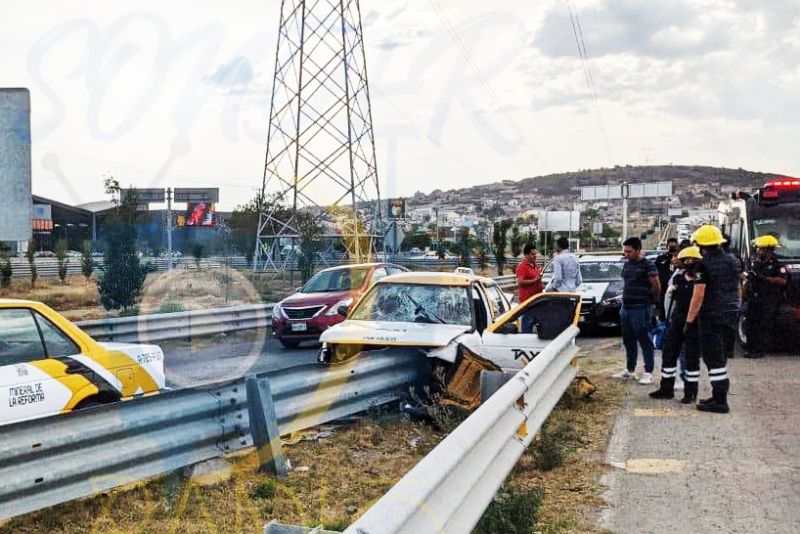 #Incrustado 😱 Así acabó un taxi en bulevar Las Torres, al sur de Pachuca