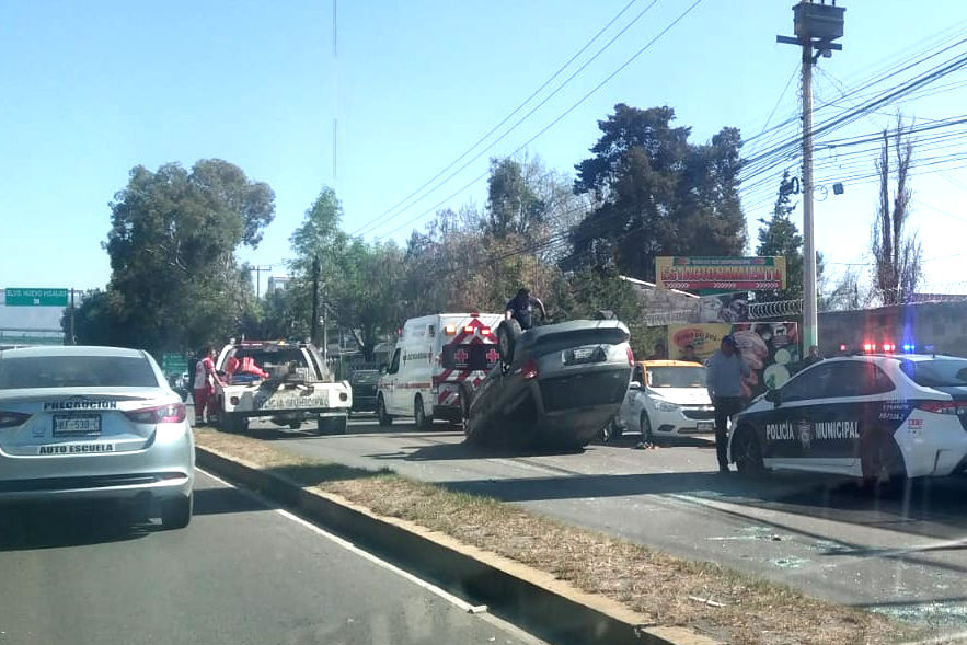 Camioneta termina volteada tras percance en el bulevar Felipe Ángeles, al sur de Pachuca