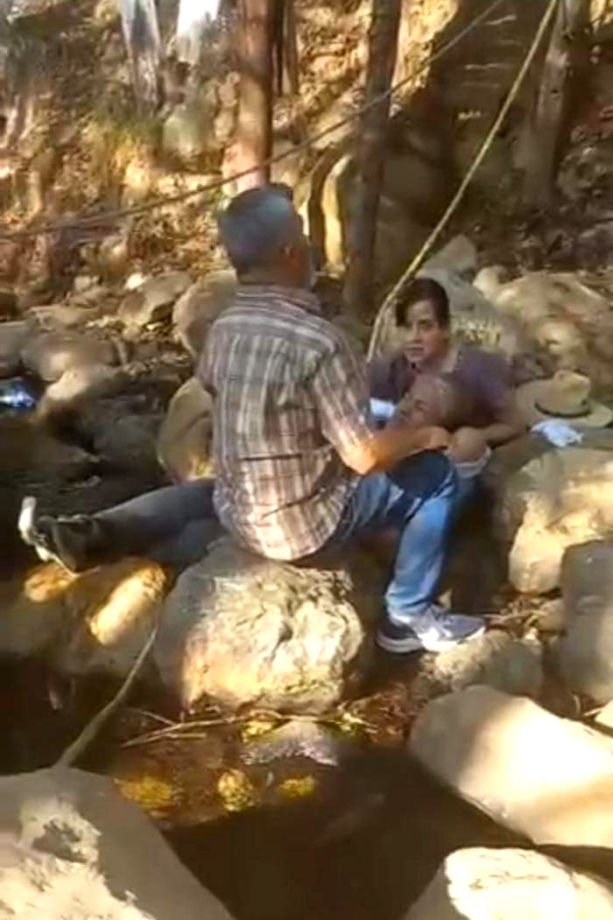 Cae mujer de un puente sobre las rocas en centro ecoturístico de Huasca