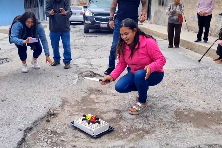 #Festejo 🎂 Celebran con pastel el cumpleaños número 20 de un BACHE en Pachuca