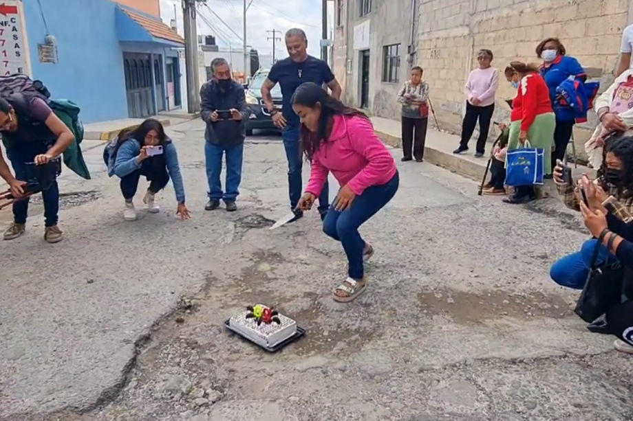 #Festejo 🎂 Celebran con pastel el cumpleaños número 20 de un BACHE en Pachuca