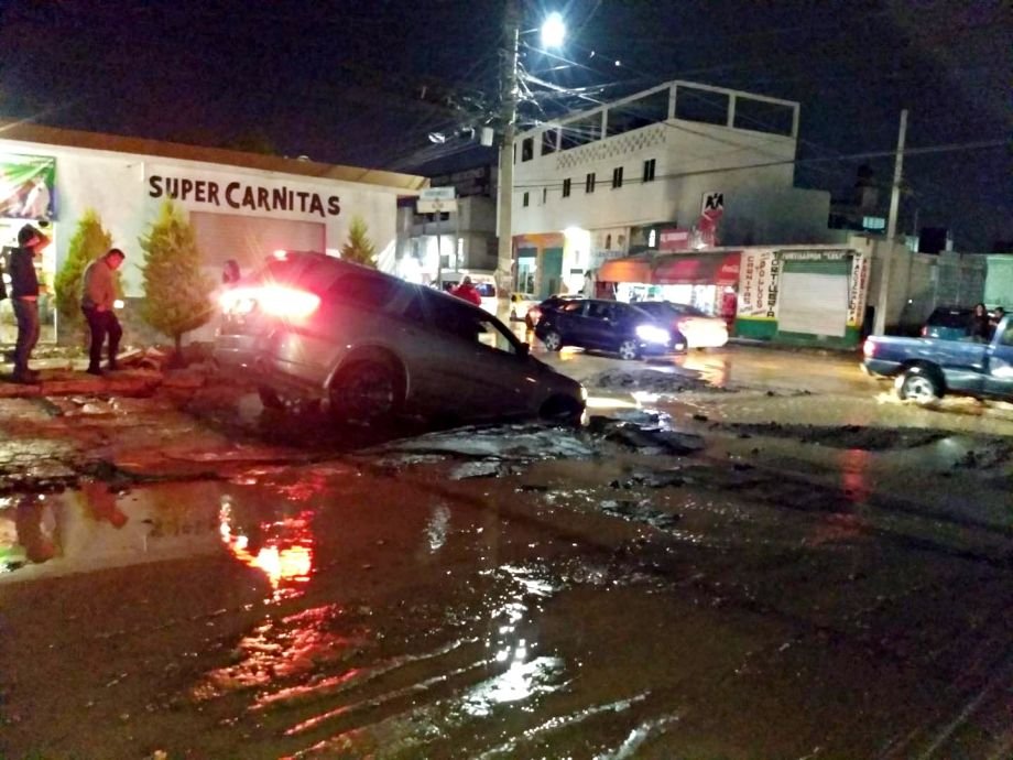 #ElColmo 🤦 Vuelve a romperse tubería en Pachuca y cae camioneta en socavón