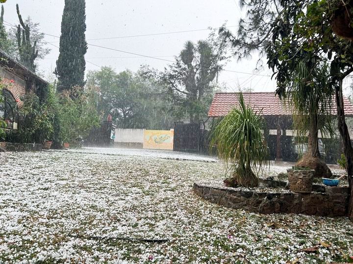 Intensa granizada dominguera tapiza de blanco a Huasca ☃️ (fotos y video)