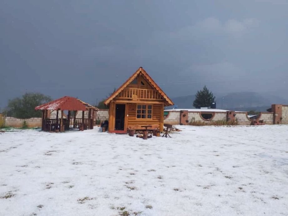 Intensa granizada dominguera tapiza de blanco a Huasca ☃️ (fotos y video)