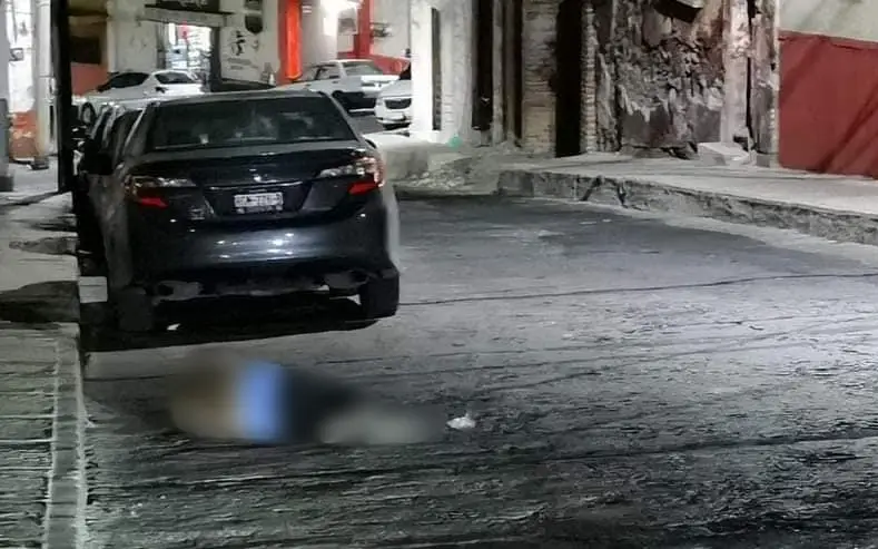 Intento de asalto en Pachuca acaba en choque de taxi y presunto delincuente sometido