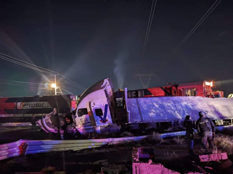 Descarrila tren tras impactar a un tráiler que intentó ganarle el paso en Pachuca; hay cierre de vialidad