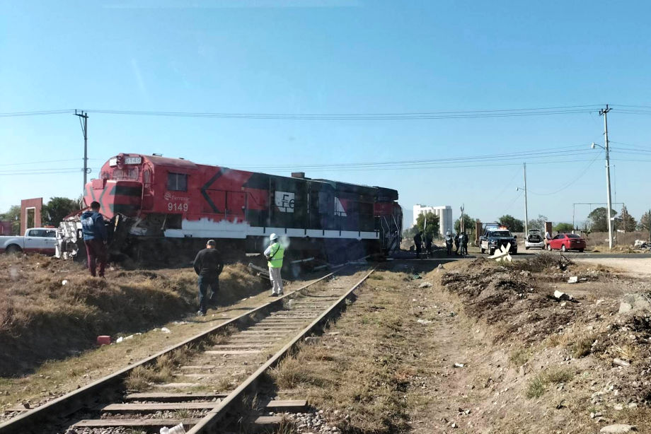 Descarrila tren tras impactar a un tráiler que intentó ganarle el paso en Pachuca; hay cierre de vialidad