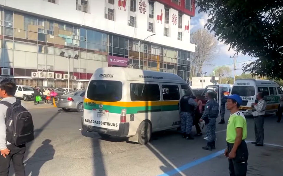 Mujer pierde la vida tras quedar atrapada debajo de una colectiva en Pachuca