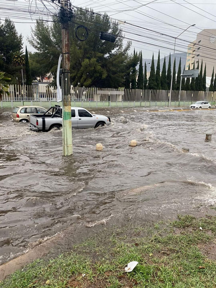 Autos volcados, tránsito varado, inundaciones... así las afectaciones tras la tormenta este domingo