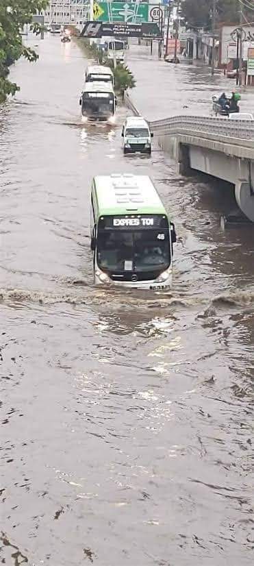 Autos volcados, tránsito varado, inundaciones... así las afectaciones tras la tormenta este domingo