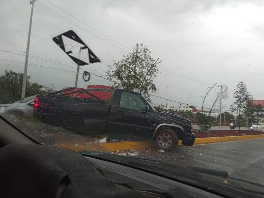 Autos volcados, tránsito varado, inundaciones... así las afectaciones tras la tormenta este domingo