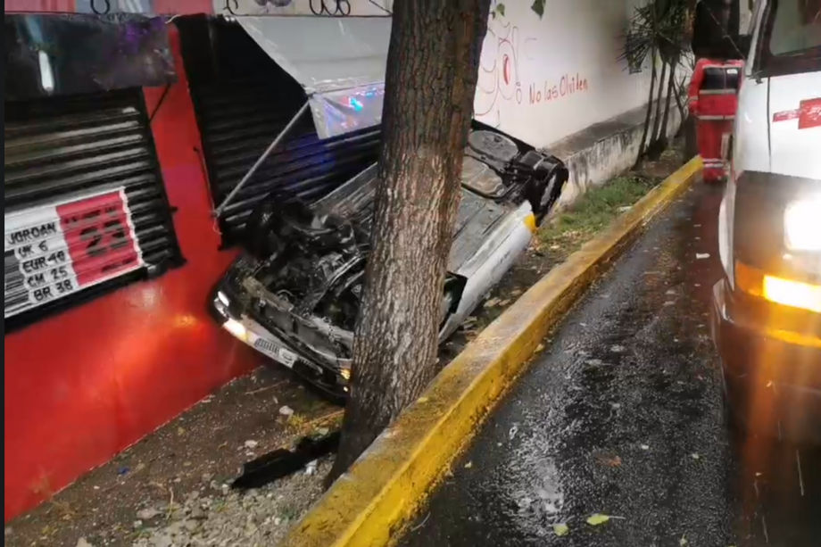 Autos volcados, tránsito varado, inundaciones... así las afectaciones tras la tormenta este domingo