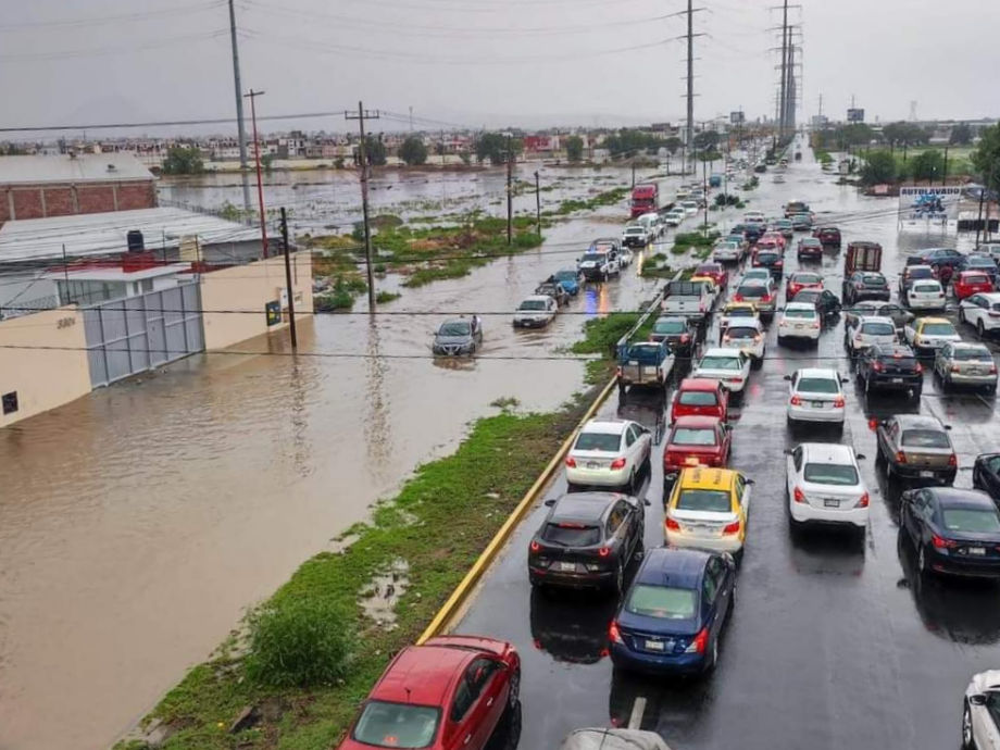 Autos volcados, tránsito varado, inundaciones... así las afectaciones tras la tormenta este domingo