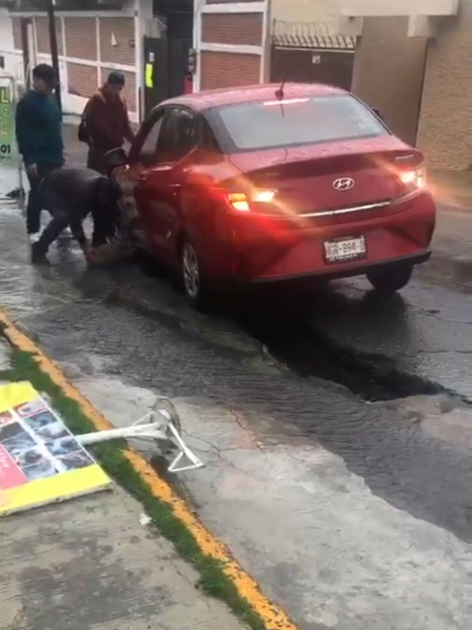 Autos volcados, tránsito varado, inundaciones... así las afectaciones tras la tormenta este domingo