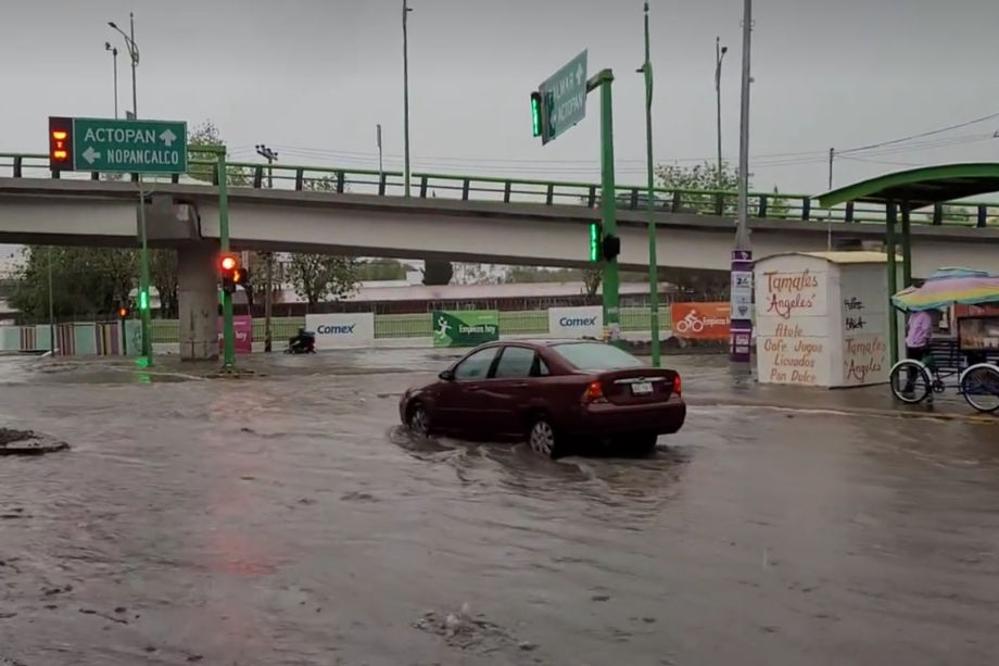 Autos volcados, tránsito varado, inundaciones... así las afectaciones tras la tormenta este domingo