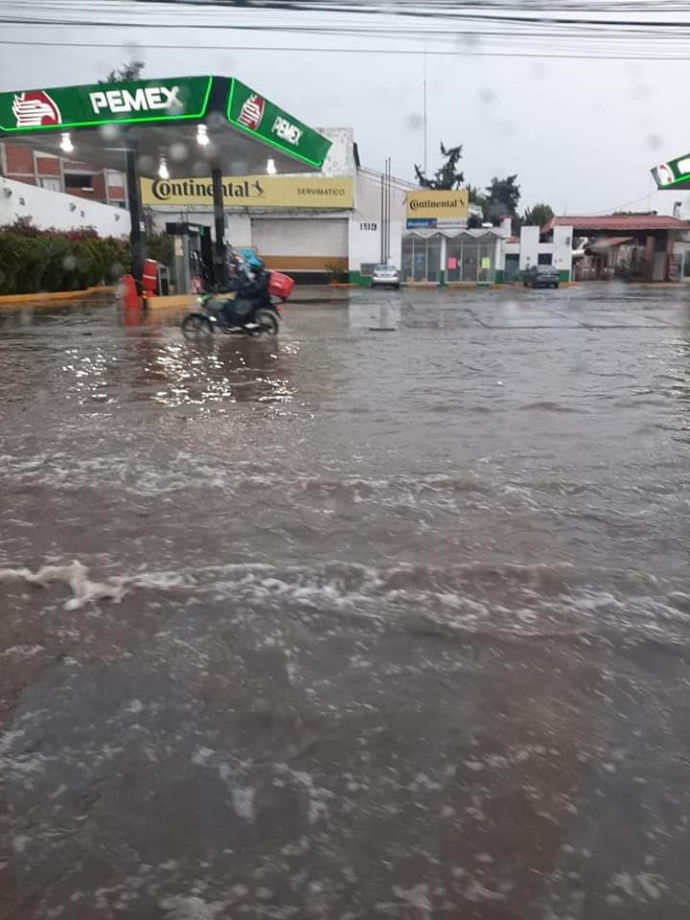 Autos volcados, tránsito varado, inundaciones... así las afectaciones tras la tormenta este domingo