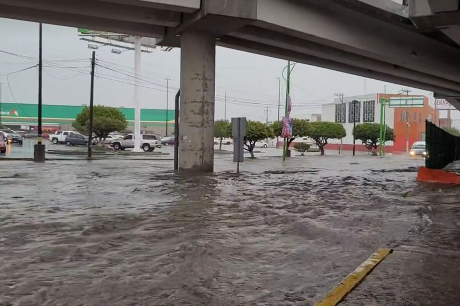 Autos volcados, tránsito varado, inundaciones... así las afectaciones tras la tormenta este domingo