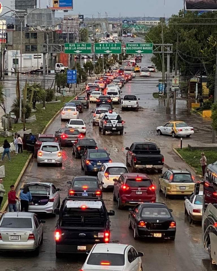 Autos volcados, tránsito varado, inundaciones... así las afectaciones tras la tormenta este domingo