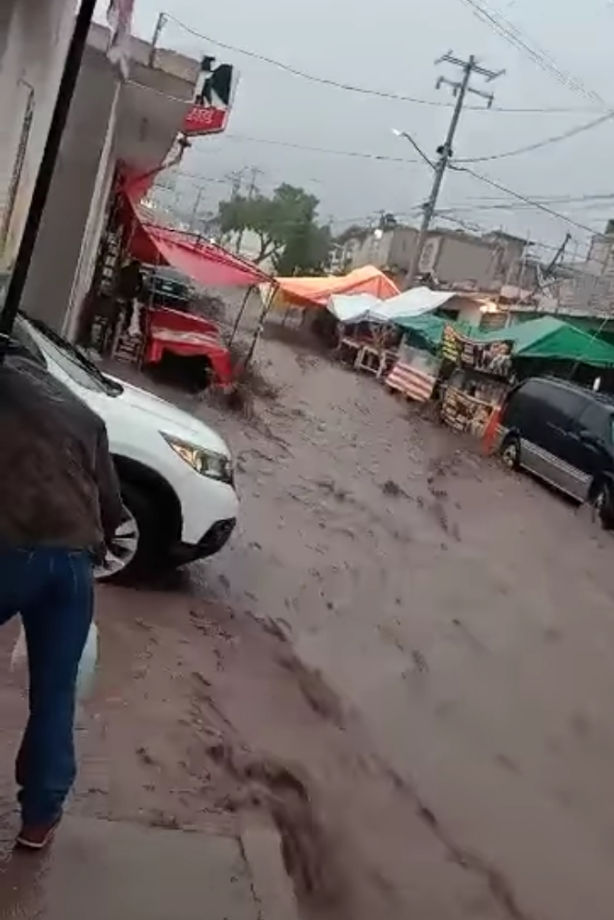 Autos volcados, tránsito varado, inundaciones... así las afectaciones tras la tormenta este domingo