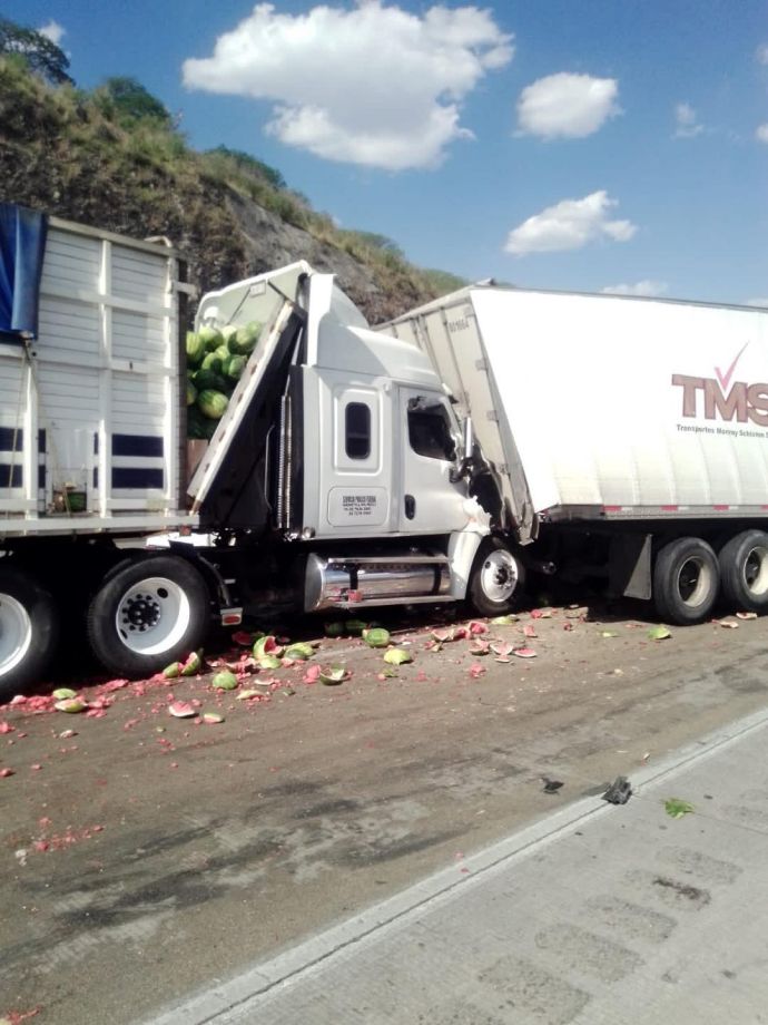 Fuerte choque múltiple en los límites de Hidalgo; al menos 10 vehículos involucrados