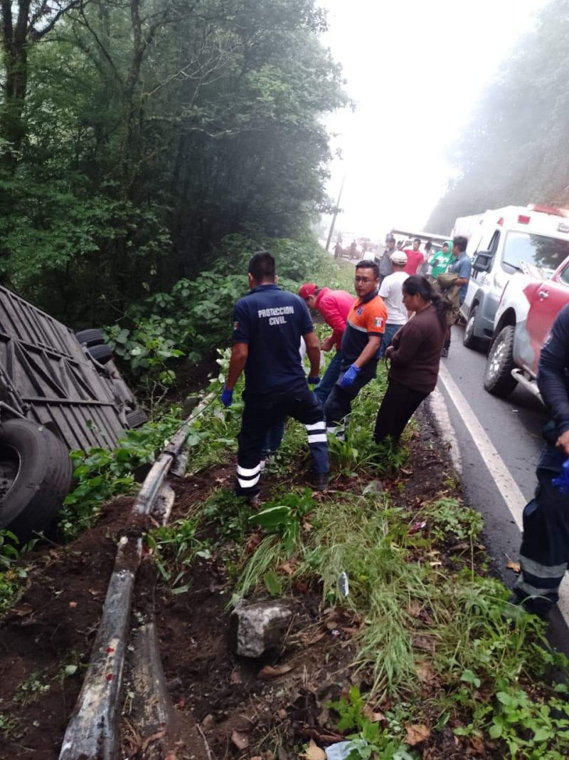 Autobús con pasajeros que se dirigía a Pachuca se sale del camino en la sierra de Hidalgo