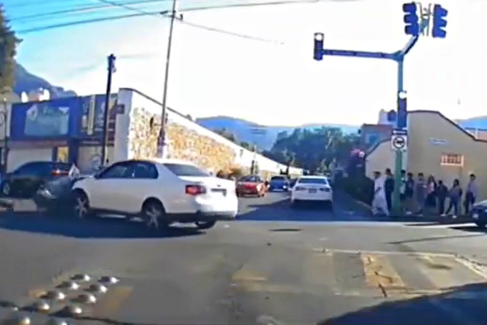 #Video: Así fue captado un choque de autos en céntrica intersección de Pachuca
