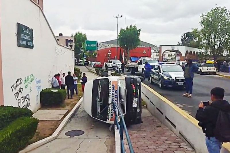 Vuelca transporte público en el centro de Pachuca