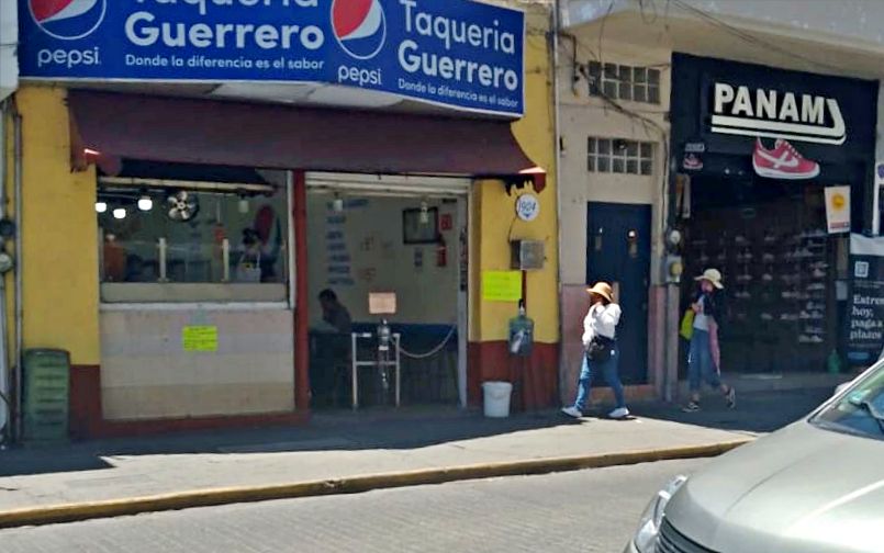 Ante el calor extremo, taquería del centro de Pachuca coloca estación de hidratación