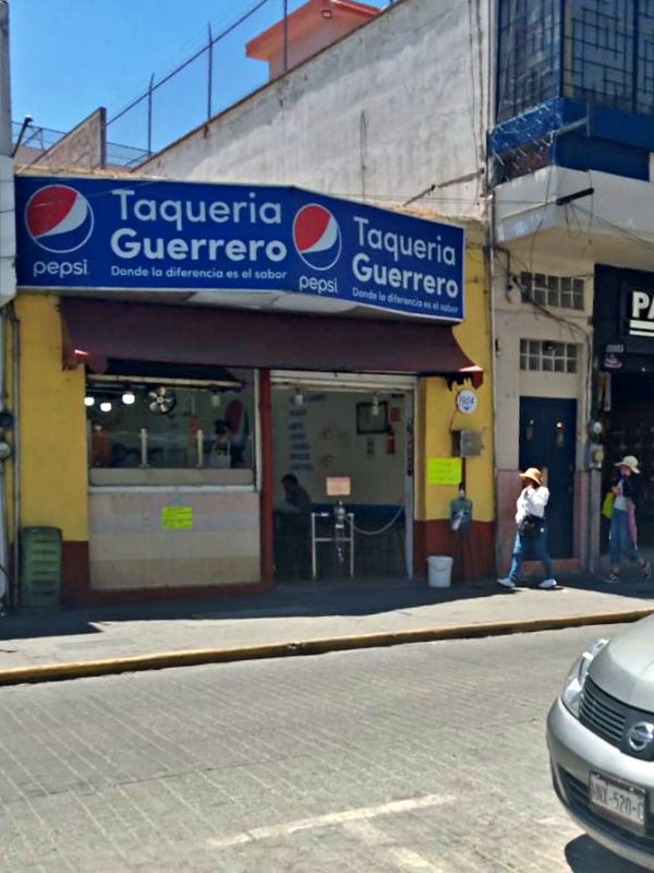 Ante el calor extremo, taquería del centro de Pachuca coloca estación de hidratación