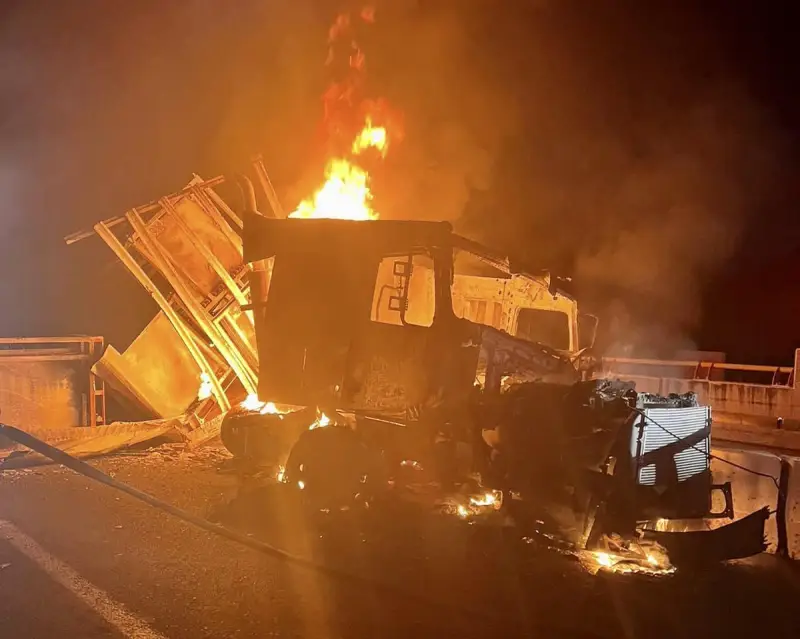 Así quedó un tráiler tras accidentarse en el Arco Norte, cerca de Atitalaquia