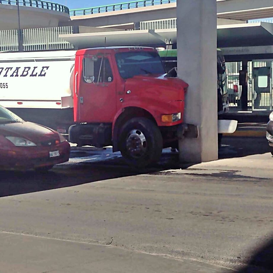 Pipa queda incrustada en la base de un puente de Pachuca